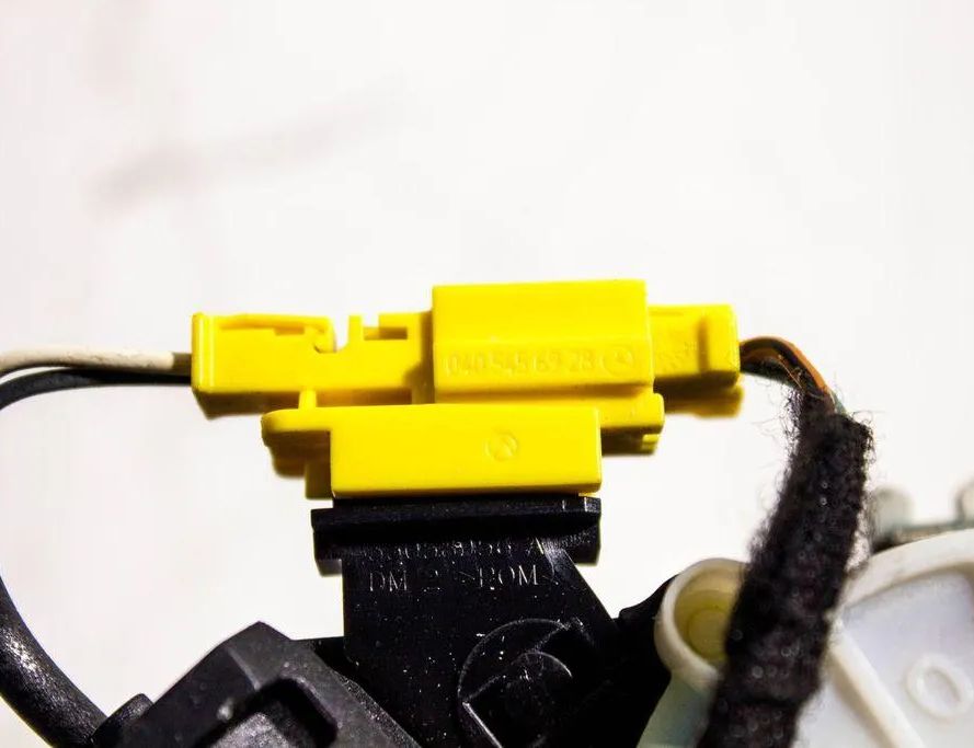 MERCEDES-BENZ R-Class W251 (2005-2017) Bagerste sikkerhedssele i midten 33058956,a2518600585,33042561,2018680222,0405456928 32872680