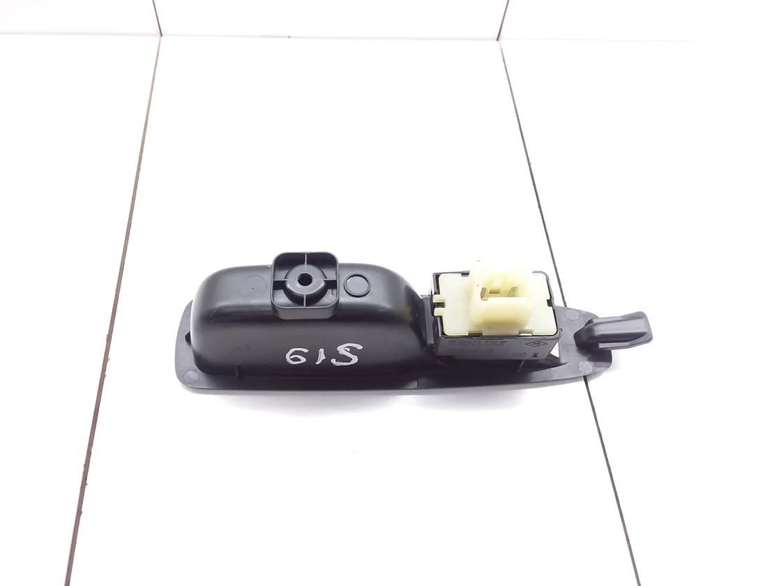 RENAULT Captur 1 generation (2013-2019) Kontrolkontakter til venstre bagdørs rude 829614619R 23114375