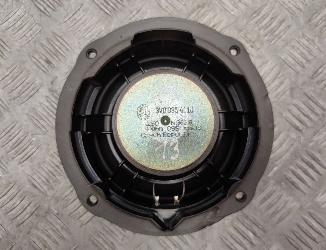SKODA Superb 3 generation (2015-2023) Højre bagdørs lydhøjttaler 3V0035411J 29397115