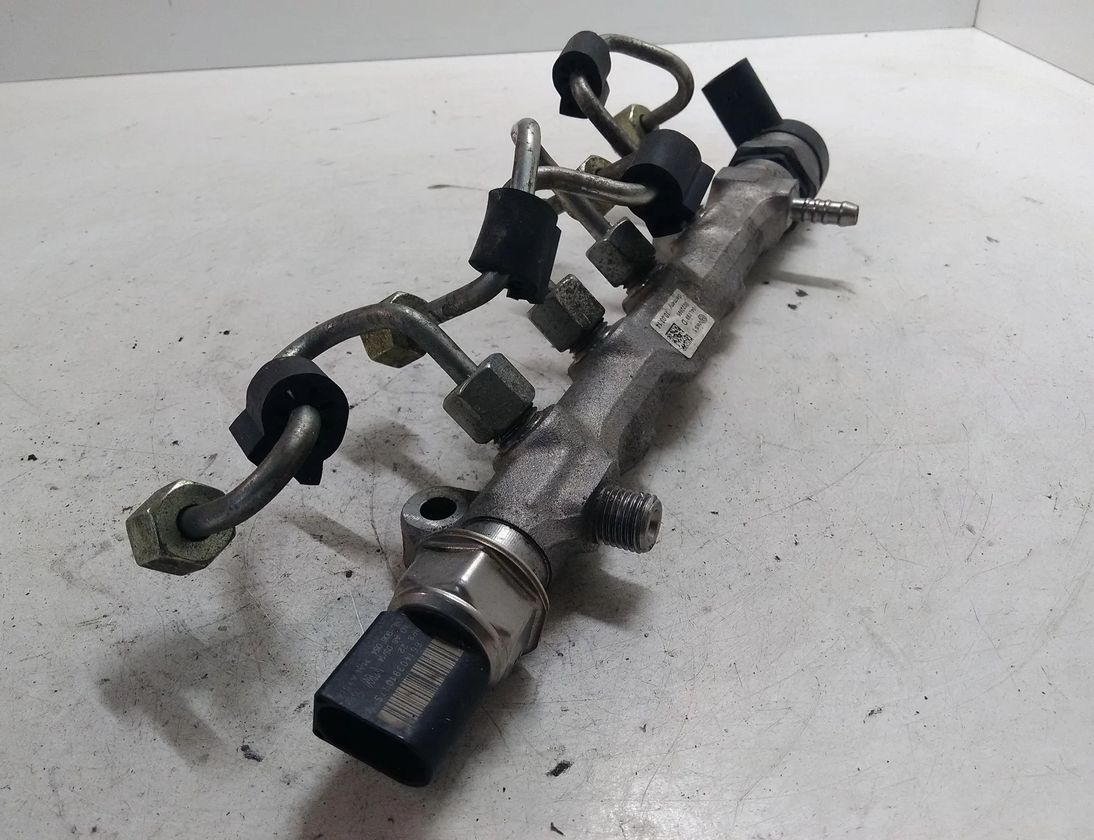 VOLKSWAGEN Golf 7 generation (2012-2024) Brændstofskinne 04L089D 28412732