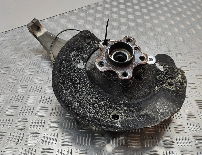 BMW 5 Series G30/G31 (2016-2023) Forreste venstre hjulnav 6861797 23550672