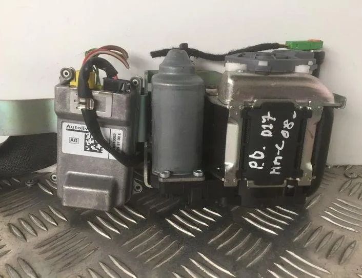 MERCEDES-BENZ C-Class W204/S204/C204 (2004-2015) Venstre forreste sikkerhedssele A2048606885,610099700E,607565100F 21442289