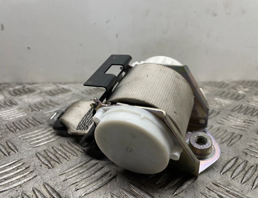 BMW 6 Series F06/F12/F13 (2010-2018) Bagerste sikkerhedssele i midten 9242231 23906643