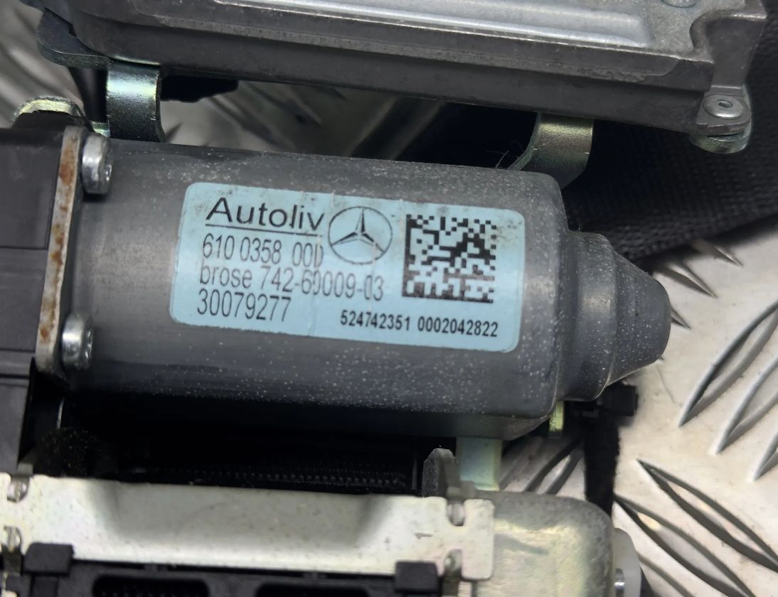 MERCEDES-BENZ C-Class W204/S204/C204 (2004-2015) Venstre forreste sikkerhedssele A2048601986 27511348