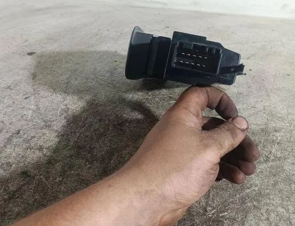 VOLVO V70 2 generation (2000-2008) Kontrolkontakter til venstre bagdørs rude 9452939 31502488