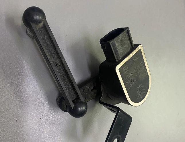 BMW M4 F82 (2014-2020) Højdeniveausensor bag venstre 6860843 12081339
