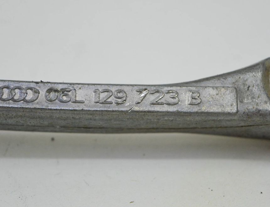 AUDI A4 B9/8W (2015-2024) Andre motorrumsdele 06L129723B 21699869