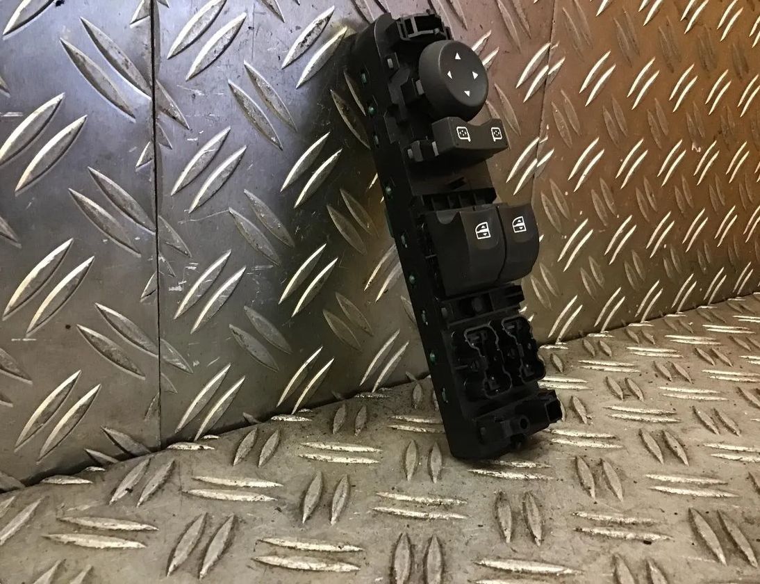 RENAULT Megane 3 generation (2008-2020) Forreste venstre dør vindueskontakt 3017110901B 31598092