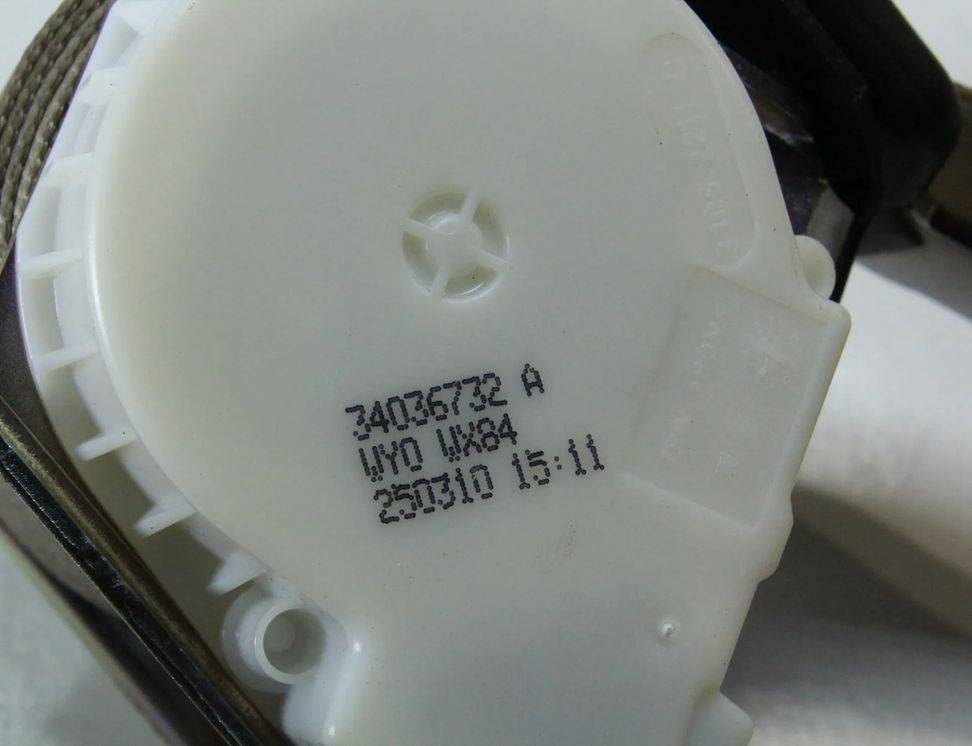 BMW 5 Series F10/F11 (2009-2017) Bagerste sikkerhedssele i midten 34036732A,34048321B 14651675