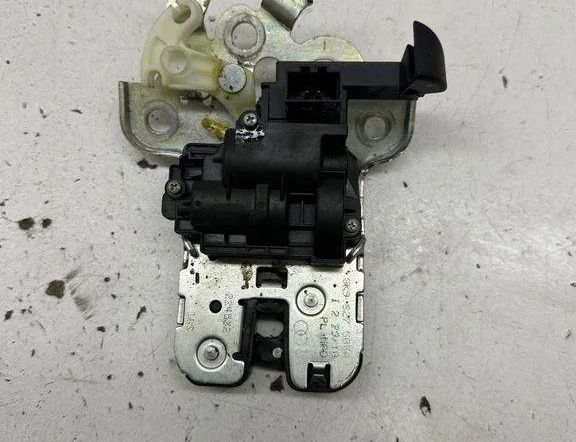 AUDI A4 B7/8E (2004-2008) Bagklaps bagklaplås 8K9827505A 30585095