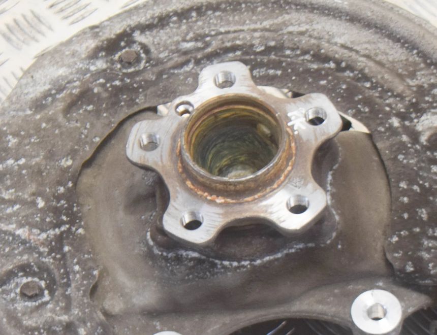 BMW 5 Series G30/G31 (2016-2023) Forreste venstre hjulnav 6874632 13308092