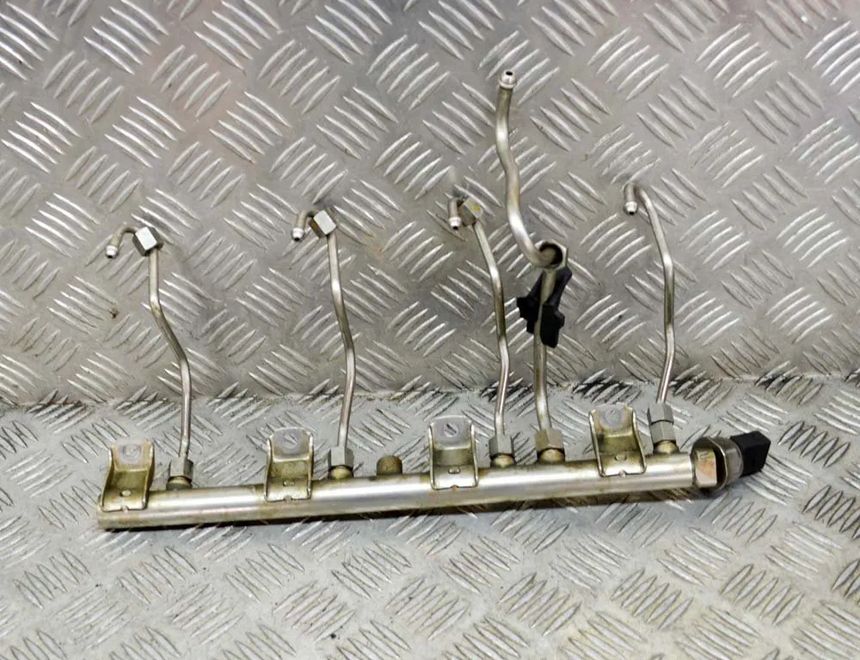 BMW 5 Series F10/F11 (2009-2017) Venstre side brændstofskinne 7537319,7547600 14297660