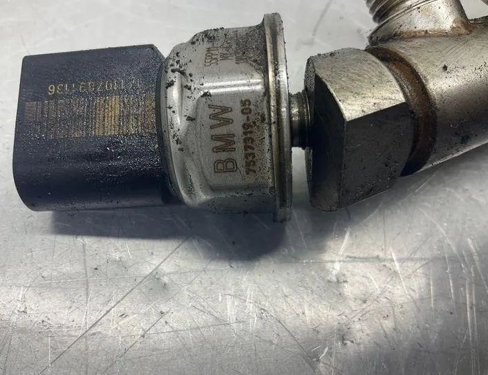 BMW 5 Series F10/F11 (2009-2017) Brændstofskinne 7547600 21878576