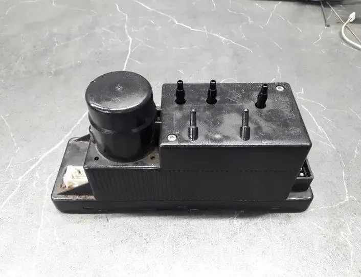 MERCEDES-BENZ E-Class W210 (1995-2002) Centrallås Vakuumpumpe 0132006339 27206816