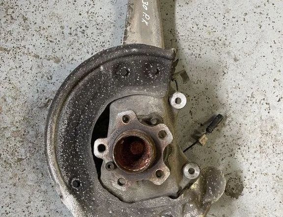 BMW 5 Series G30/G31 (2016-2023) Forreste venstre hjulnav 6884381 30497917