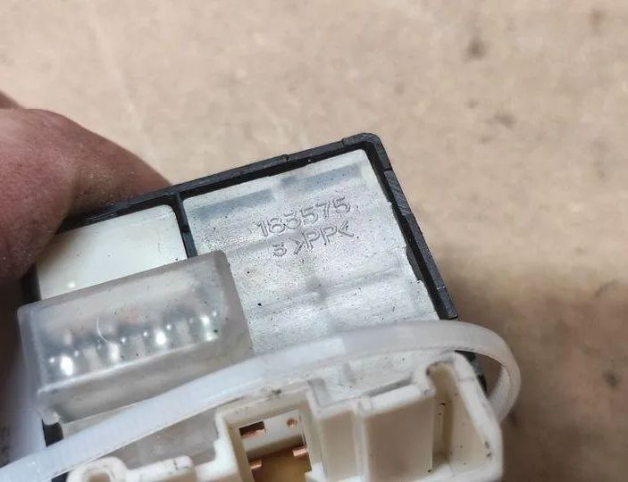 TOYOTA Avensis 2 generation (2002-2009) Kontakt til spejljustering 183575 27035831