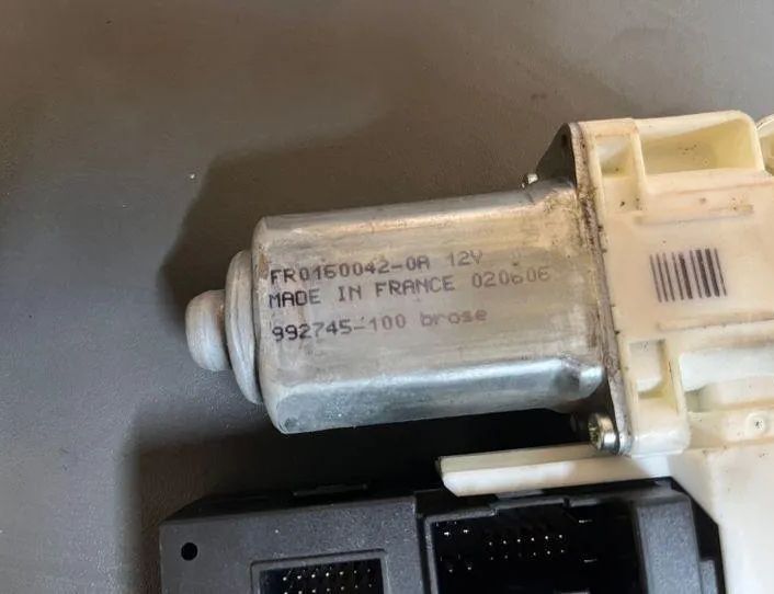 VOLVO V50 1 generation (2003-2012) Forreste venstre dør vinduesregulator motor 30737675,992745100 27086934