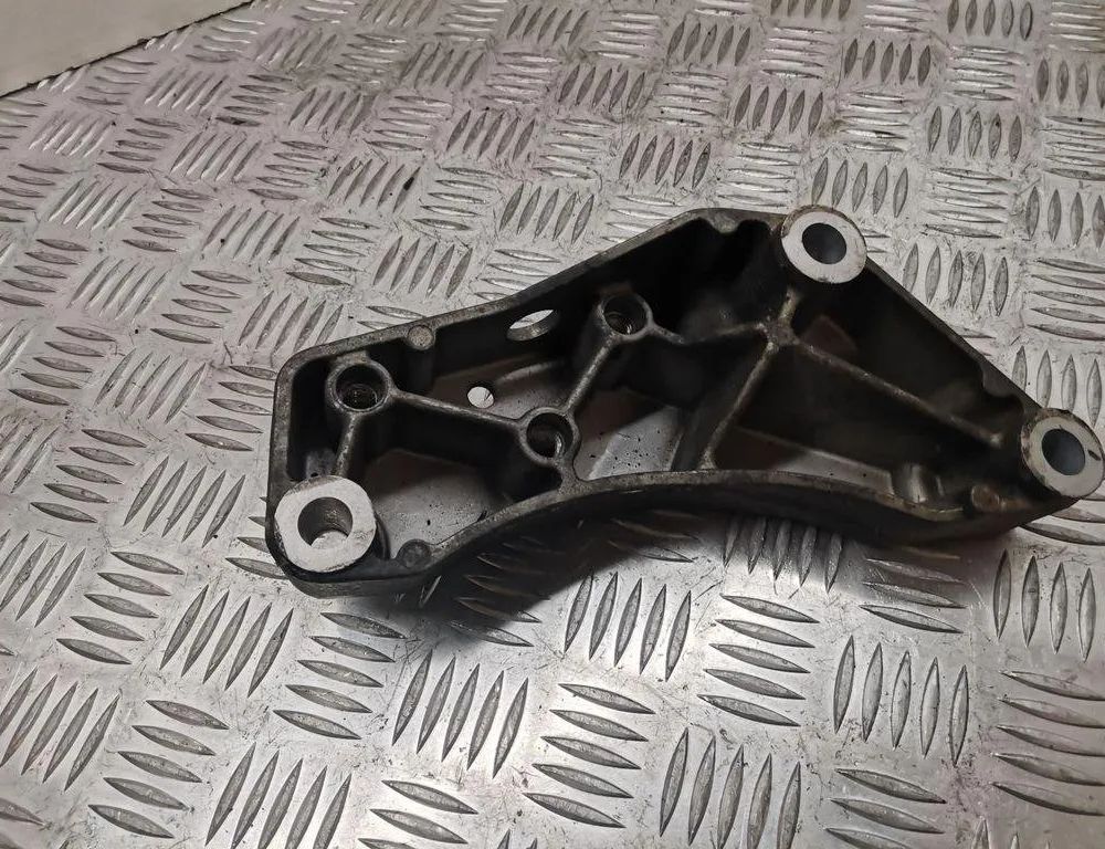 VOLKSWAGEN Passat B7 (2010-2015) Gearkassemonteringsbeslag AC46000,1K0199117 30527136