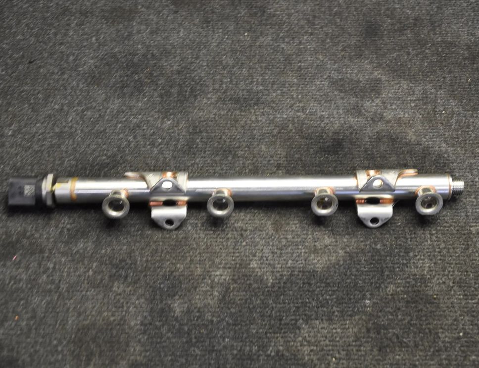 VOLKSWAGEN Passat B8 (2014-2023) Brændstofskinne 04E133320D 2470010