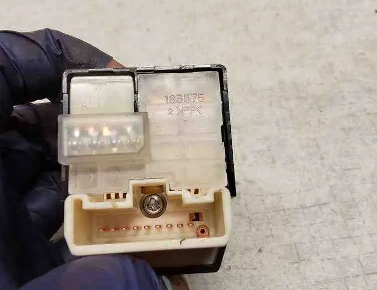 TOYOTA Avensis 2 generation (2002-2009) Kontakt til spejljustering 183575 32630003