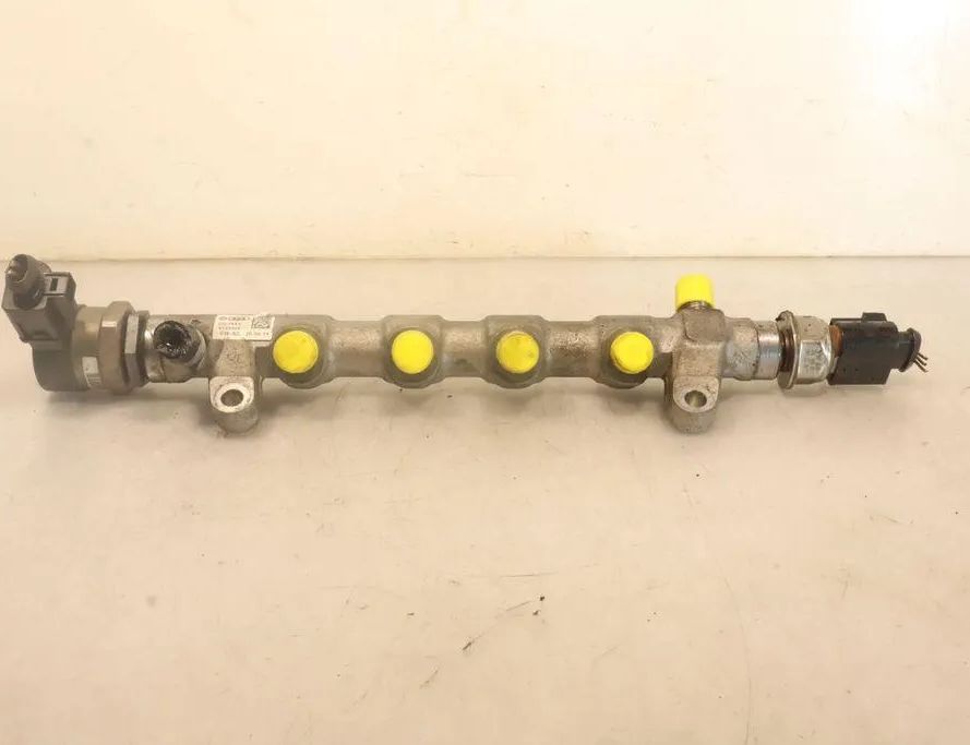 VOLKSWAGEN Passat B7 (2010-2015) Brændstofskinne 32904997