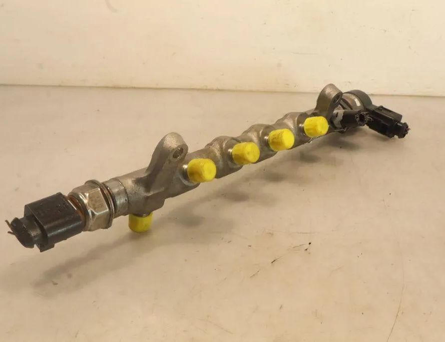 VOLKSWAGEN Passat B7 (2010-2015) Brændstofskinne 32904997