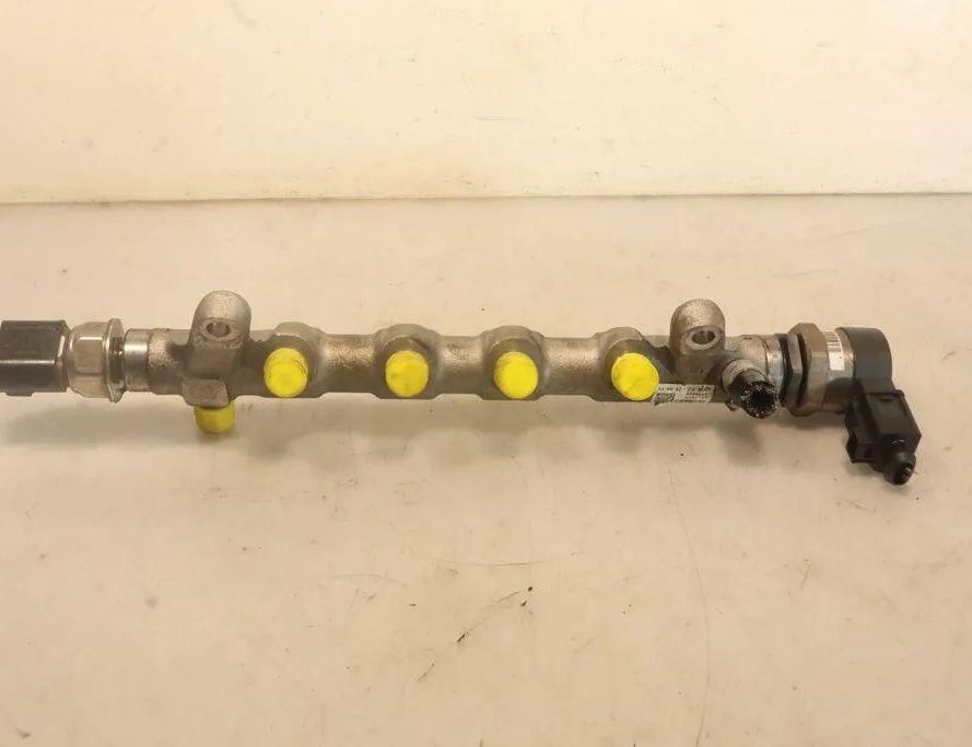 VOLKSWAGEN Passat B7 (2010-2015) Brændstofskinne 32904997