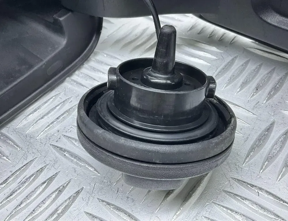 VOLKSWAGEN Passat B8 (2014-2023) Lås til brændstoftankdæksel 5N0201553D,3G9809999A,3G9809857A 34731682