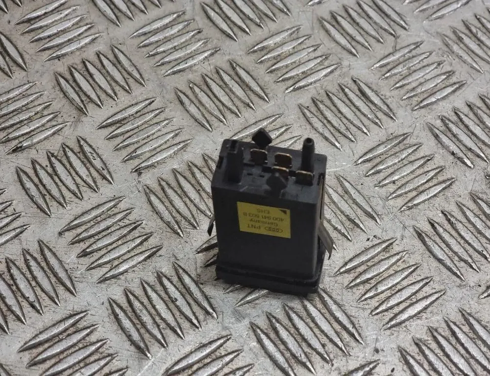 AUDI A4 B5/8D (1994-2001) Forrudevarmekontakt 4D0941503B 33352211