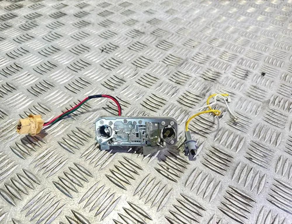 TOYOTA Yaris 2 generation (2005-2012) Baglygtekontakter 33538490