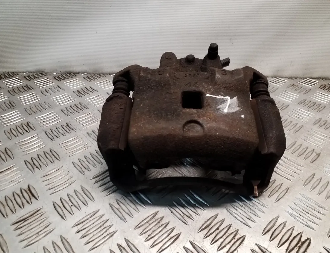 NISSAN Juke YF15 (2010-2020) Venstre forreste bremsekaliber 33332121