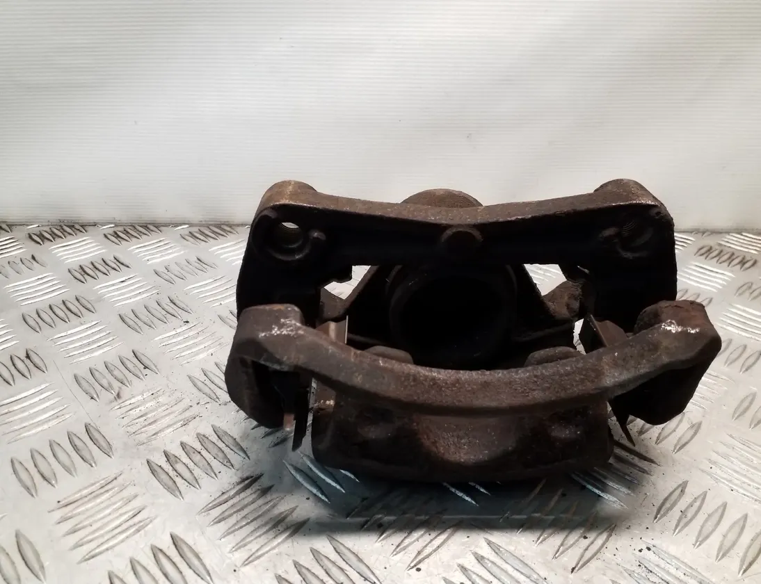 NISSAN Juke YF15 (2010-2020) Venstre forreste bremsekaliber 33332121