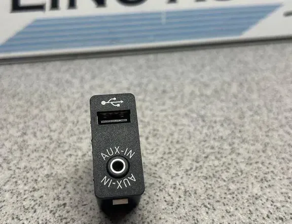 BMW 5 Series Gran Turismo F07 (2010-2017) Yderligere musikafspillerstik 9237653 33762895