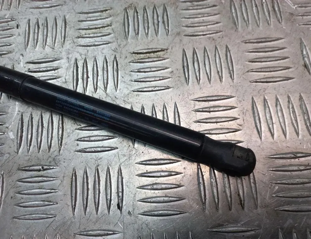 AUDI A6 C6/4F (2004-2011) Forreste højre motorhjelm 4G8823359A 33421508