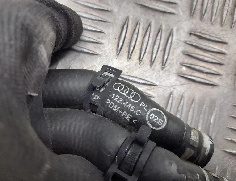 AUDI A4 B9/8W (2015-2024) Kølerslangerør 8W0121400B 33427502