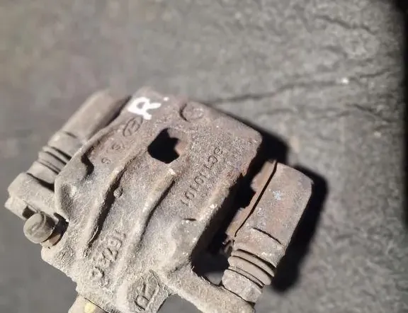 HYUNDAI i20 PB (1 generation) (2008-2014) Højre bagbremsekaliber 33877494