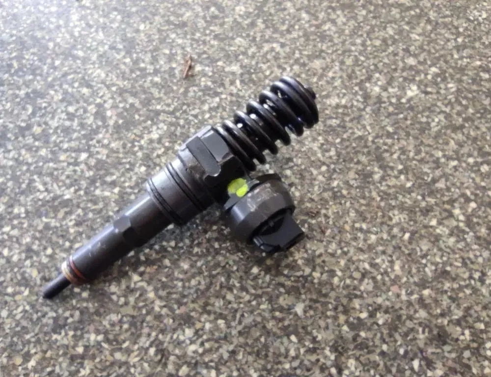 SKODA Fabia 2 generation  (2010-2014) Brændstofinjektor 038130073BP,0414720314 35105415