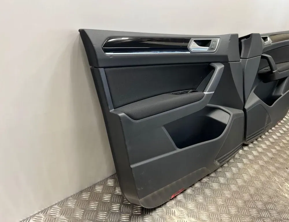 VOLKSWAGEN Touran 3 generation (2015-2023) Indvendige sæder med dørkortsæt 34051940