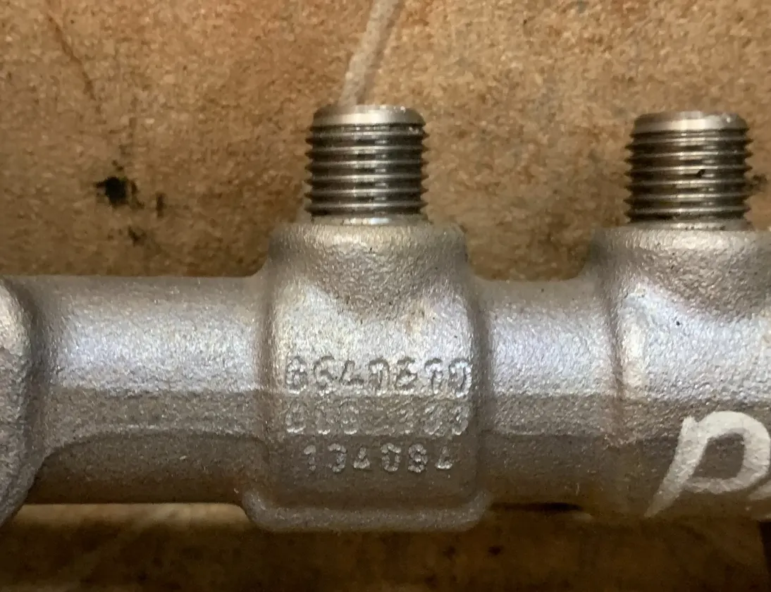 BMW 5 Series F10/F11 (2009-2017) Brændstofskinne 8514154 33438837