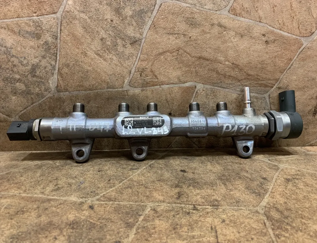 BMW 5 Series F10/F11 (2009-2017) Brændstofskinne 8514154 33438837