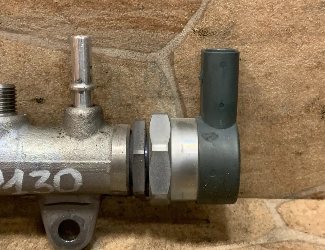 BMW 5 Series F10/F11 (2009-2017) Brændstofskinne 8514154 33438837