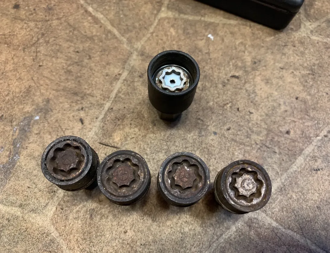 MERCEDES-BENZ C-Class W204/S204/C204 (2004-2015) Låsehjulsboltesæt B66470155 34503185