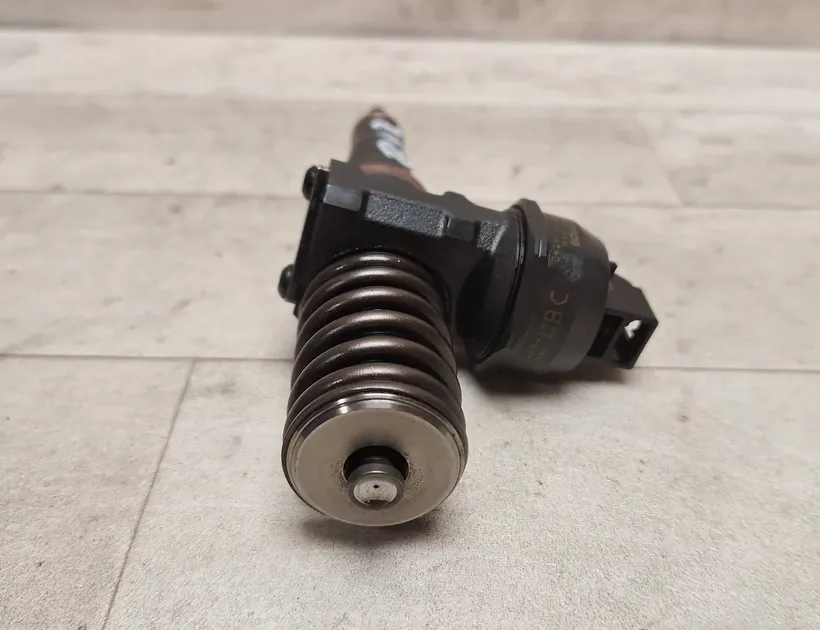 VOLKSWAGEN Passat B5 (1996-2005) Brændstofinjektor 038130073AJ,038130073 33518663