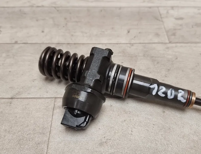 VOLKSWAGEN Passat B5 (1996-2005) Brændstofinjektor 038130073AJ,038130073 33518663