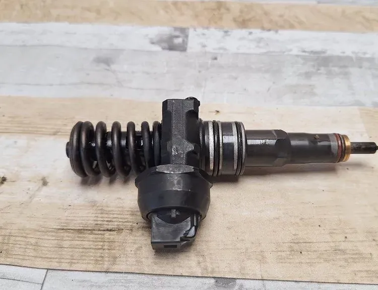 VOLKSWAGEN Passat B5 (1996-2005) Brændstofinjektor 038130073,038130073BA 34017399