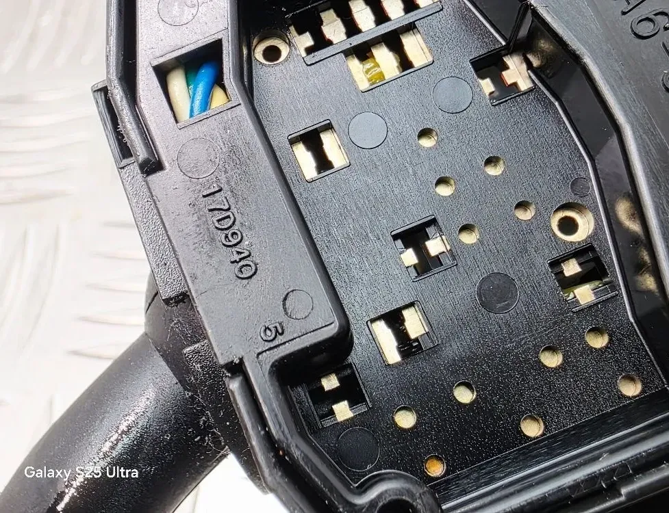 FORD Kuga 1 generation (2008-2013) Indikatorviskerarmkontakt 17D9402,17D940 33539075