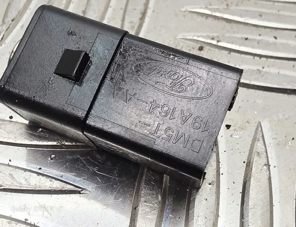 FORD Kuga 1 generation (2008-2013) Yderligere musikafspillerstik DM5T19A164AA 33539085