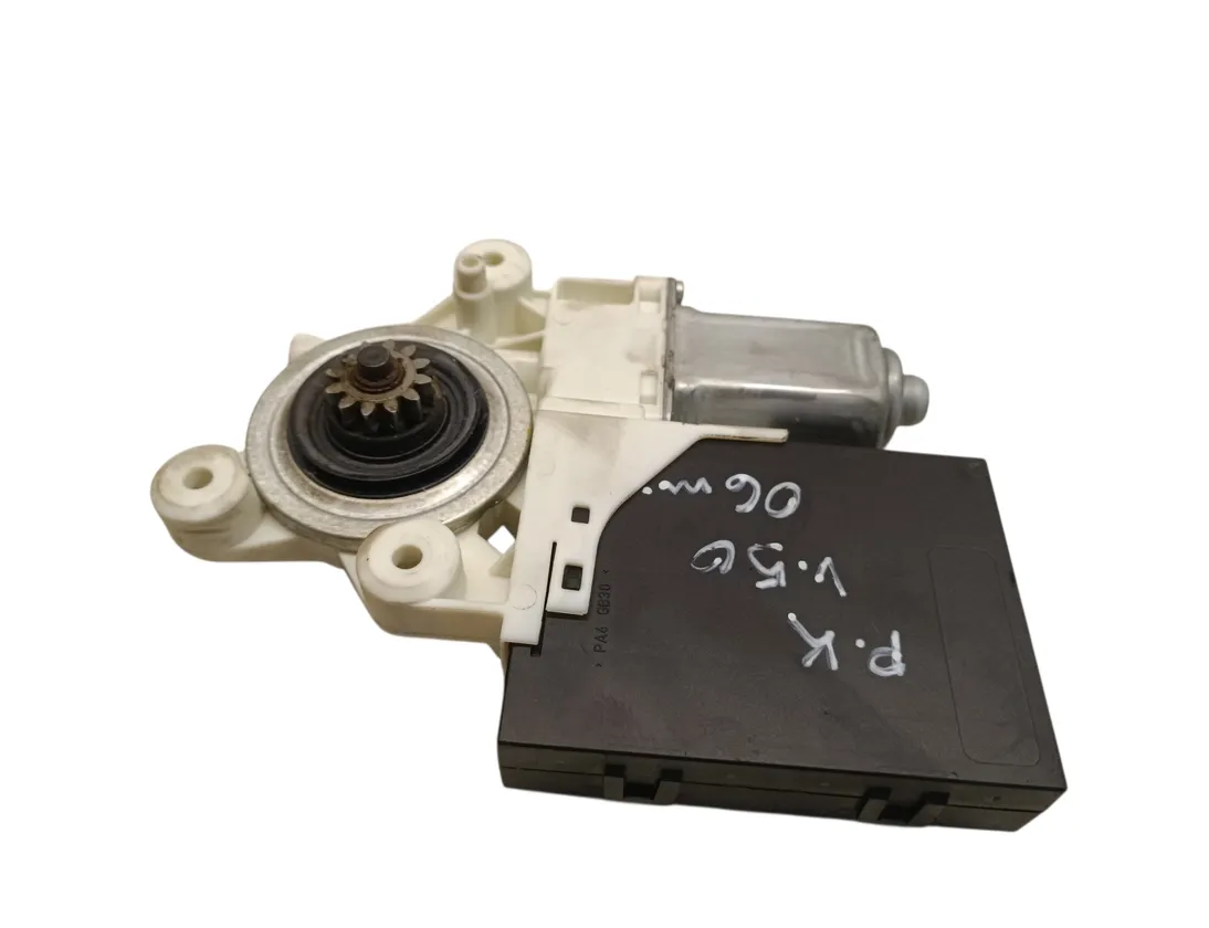VOLVO V50 1 generation (2003-2012) Forreste venstre dør vinduesregulator motor 30737675 33344847