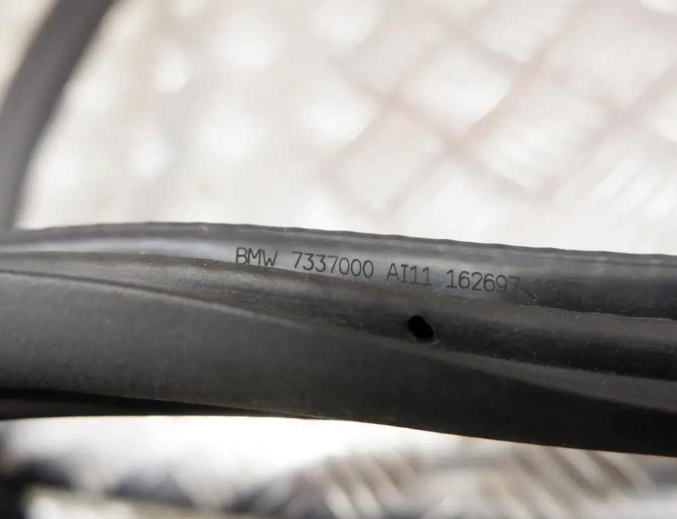 BMW 5 Series G30/G31 (2016-2023) Forreste venstre dørtætning gummi 7337000 33513403