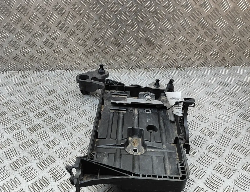 VOLKSWAGEN Passat B8 (2014-2023) Batteripude 5Q0915321J,5Q0915331K 34526064